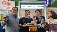 Seru! Aldi Taher Ajak Menekraf Teuku Harsya Keliling Festival Burger Sedunia