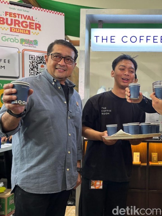 Seru! Aldi Taher Ajak Menekraf Teuku Harsya Keliling Festival Burger Sedunia