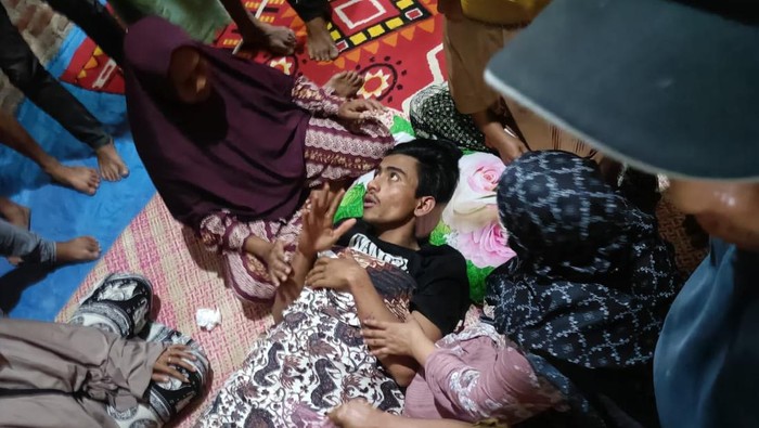 Foto: Faiz saat berada di rumah warga setelah lima hari hilang (Foto: dok BPBD Aceh Besar)