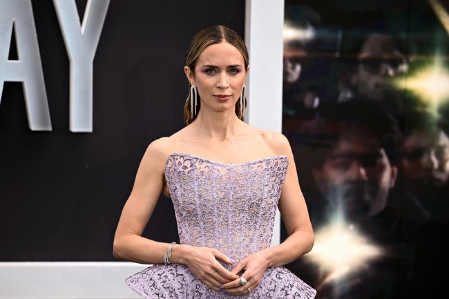 Menariknya, ia selalu menghadirkan interpretasi berbeda, mulai dari gaya dramatis ala couture hingga tampilan yang lebih minimalis.Pada penampilan kali ini, desain peplum tampil lebih tegas dan kontras dengan material renda lilac yang lembut, menciptakan perpaduan antara struktur dan kelembutan yang mencuri perhatian. (Foto: REUTERS/Dylan Martinez)