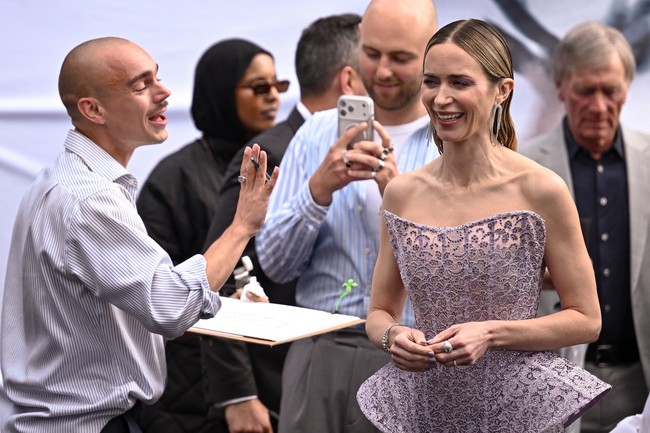 Detail peplum tampaknya menjadi elemen yang konsisten dalam gaya busana Emily sepanjang tahun ini. Sebelumnya, siluet serupa terlihat dalam berbagai penampilannya, mulai dari Paris, Met Gala, hingga acara Hollywood Walk of Fame. (Foto: REUTERS/Dylan Martinez)