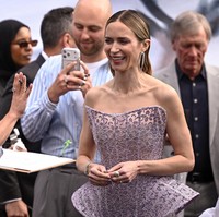 Detail peplum tampaknya menjadi elemen yang konsisten dalam gaya busana Emily sepanjang tahun ini. Sebelumnya, siluet serupa terlihat dalam berbagai penampilannya, mulai dari Paris, Met Gala, hingga acara Hollywood Walk of Fame. (Foto: REUTERS/Dylan Martinez)