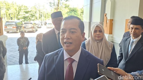 Gubernur NTB Muhamad Iqbal saat diiwawancarai di DPRD NTB, Mataram, Jumat (5/6/2026).