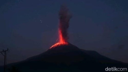 Gunung Lewotobi Laki-laki, di Nusa Tenggara Timur meletus lagi, Jumat (05/6/2026) pukul 18:22 Wita.