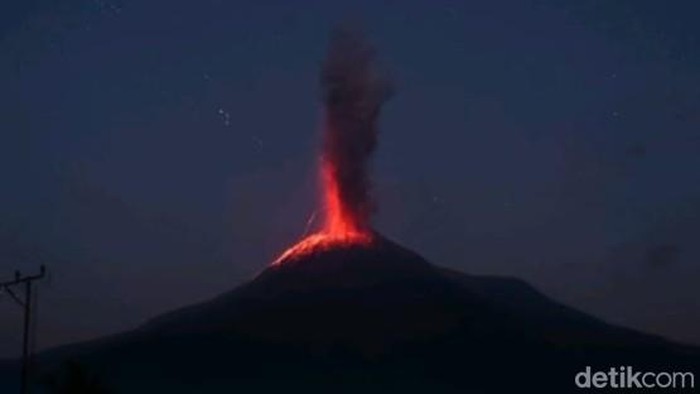 Gunung Lewotobi Laki-laki, di Nusa Tenggara Timur meletus lagi, Jumat (5/6/2026) pukul 18:22 Wita.