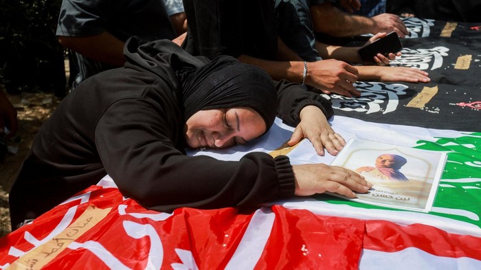 Upacara pemakaman digelar di Wardaniyeh, Lebanon selatan, bagi enam anggota satu keluarga yang tewas dalam serangan udara Israel. (Reuters)