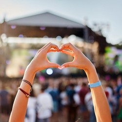 Dangdut Lawas Gak Ada Matinya! 3 Lagu Ikonik Ini Ternyata Gen Z Banget