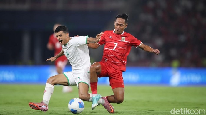 Indonesia menghadapi Oman dalam laga FIFA Matchday di Stadion Utama Gelora Bung Karno, Jumat (5/6/2026) malam WIB. Timnas Indonesia memimpin 2-0 atas Oman saat turun minum. Keunggulan itu berkat gol Justin Hubner dan Ole Romeny, juga penyelamatan penalti Emil Audero.