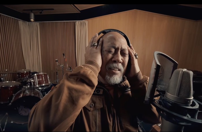 Indro Warkop nyanyikan Dan Aku Rindu.