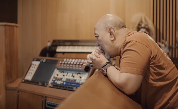 Indro Warkop nyanyikan Dan Aku Rindu.