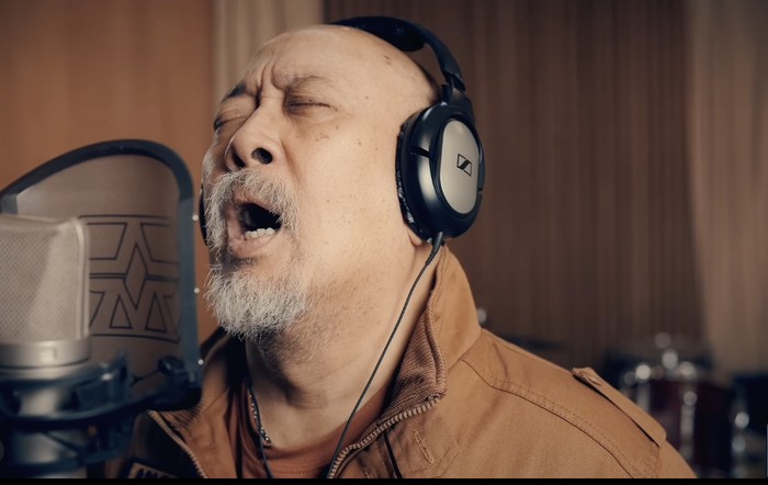 Indro Warkop nyanyikan Dan Aku Rindu.