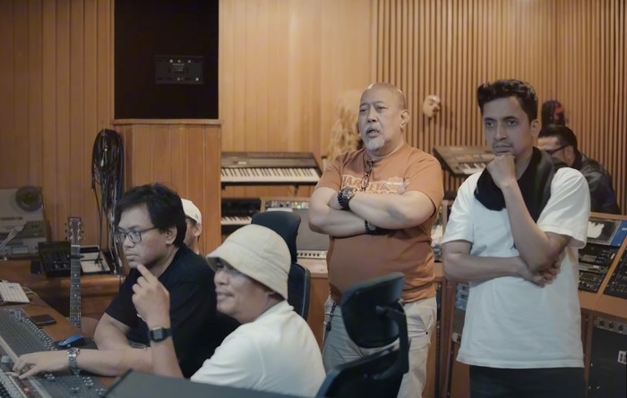 Indro Warkop nyanyikan Dan Aku Rindu.