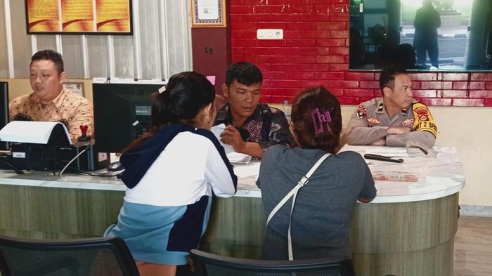 IRT saat membuat laporan polisi atas KDRT yang dilakukan suaminya.