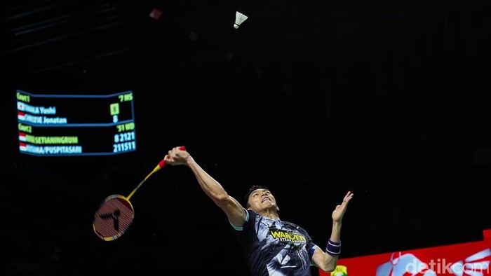 Pebulu tangkis Indonesia Jonatan Christie bersiap menerima servis dari wakil Jepang Yushi Tanaka pada perempat final Indonesia Open 2026 di Istora Senayan, Jakarta, Jumat (5/6/2026). Jonatan tampil agresif sejak awal pertandingan untuk mengamankan gim pertama.