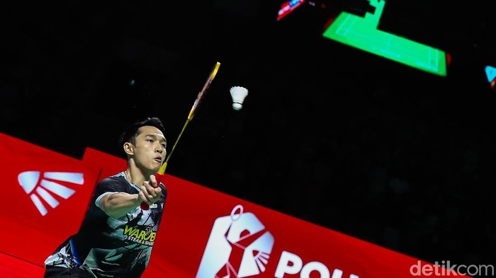 Pebulu tangkis Indonesia Jonatan Christie bersiap menerima servis dari wakil Jepang Yushi Tanaka pada perempat final Indonesia Open 2026 di Istora Senayan, Jakarta, Jumat (5/6/2026). Jonatan tampil agresif sejak awal pertandingan untuk mengamankan gim pertama.
