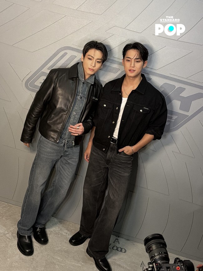 Mingyu SEVENTEEN tak kalah memukau dengan trucker jacket, yang kancingnya dibiarkan terbuka dan mengekspos muscle tank. Foto: dok. The Standard POP
