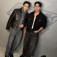 Mingyu SEVENTEEN tak kalah memukau dengan trucker jacket, yang kancingnya dibiarkan terbuka dan mengekspos muscle tank. Foto: dok. The Standard POP