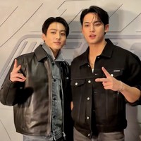 Keduanya dikenal berteman dekat dan berusia sepantaran. Bahkan kini digandeng rumah mode yang sama sebagai global brand ambassador. Foto: dok. FASHION SNAP