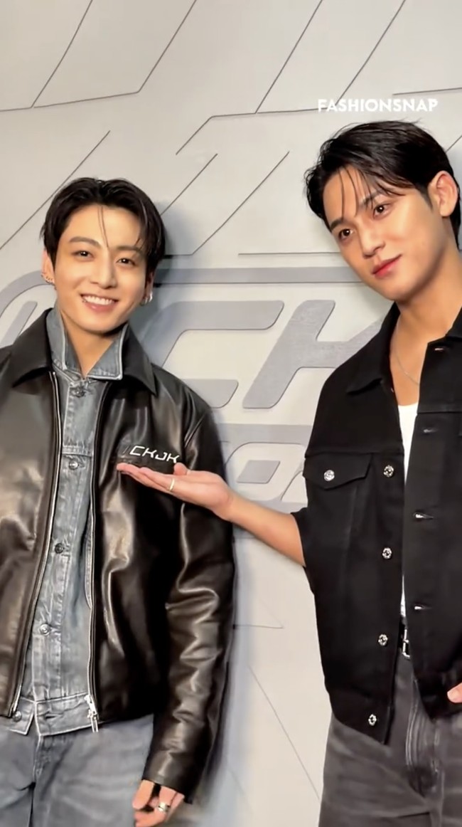 Malam itu, Jungkook BTS menjadi tuan rumah, memperkenalkan koleksi kolaborasinya bersama Calvin Klein. Tampil memesona dengan paduan denim jacket dan biker jacket berlogo CKJK. Foto: dok. FASHION SNAP