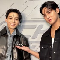Malam itu, Jungkook BTS menjadi tuan rumah, memperkenalkan koleksi kolaborasinya bersama Calvin Klein. Tampil memesona dengan paduan denim jacket dan biker jacket berlogo CKJK. Foto: dok. FASHION SNAP