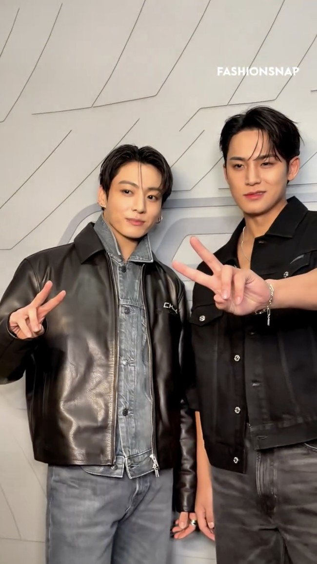 Dua sohib yang tergabung dalam squad “97 Liners” ini kerap menunjukkan dukungan untuk satu sama lain. Jungkook BTS dan Mingyu SEVENTEEN beberapa kali juga terlihat hangout, makan malam bersama di daerah Itaewon. Foto: dok. FASHION SNAP