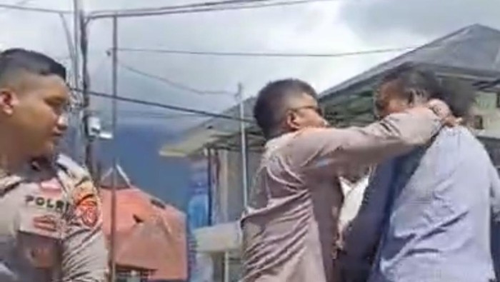 Kapolres Bombana AKBP Eko Sutomo viral di medsos karena diduga mencekik dan mendorong pendemo dari atas mobil saat unjuk rasa menuntut perbaikan jalan Mata Oleo. Dokumen Istimewa