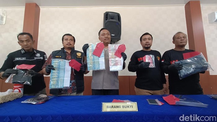 Kapolresta Cilacap menunjukkan barang bukti kasus jambret yang terjadi di enam wilayah berbeda dalam kurun sebulan, Jumat (5/6/2026).