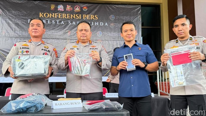 Kapolresta Samarinda, Kombes Pol Hendri Umar (Tengah Kiri) saat memperlihatkan barang bukti pencurian brankas dengan kerugian Rp 150 juta.