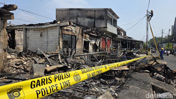Kebakaran yang melanda permukiman di Jalan Citarum, Cideng dekat Stasiun Tanah Abang sudah padam. Bangunan-bangunan yang terbakar kini digaris polisi. (Taufiq/detikcom).