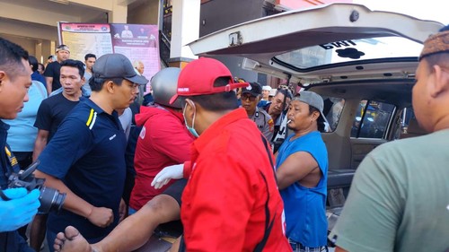 Suara dievakuasi dan dimasukkan ke mobil ambulan usai mengalami kecelakaan tunggal di Jalan Raya Banjar Lebih, Gianyar, Jumat (5/6/2026). (Dok Polsek Gianyar).