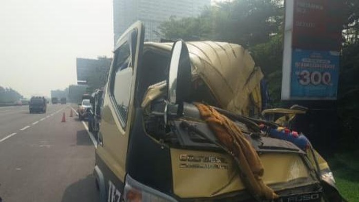 Kecelakaan di Tol Jagorawi melibatkan dua truk (istimewa)