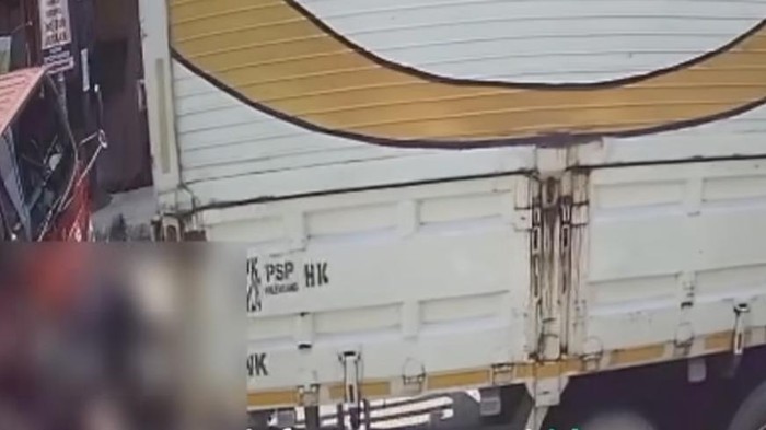 Kecelakaan melibatkan sepeda motor dan 2 truk terjadi di Jalan Cikuda-Wanaherang, Gunung Putri, Bogor, Jabar. Pengendara motor luka usai terjepit kedua truk. (dok Istimewa)