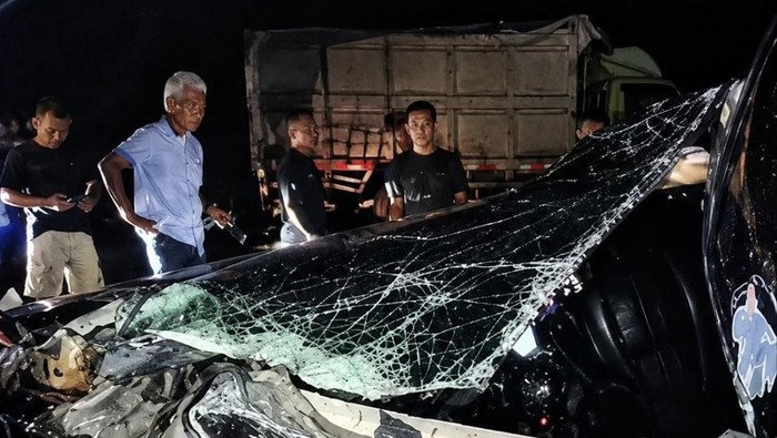 Kecelakaan mobil Innova tabrak truk antre solar di Bone.