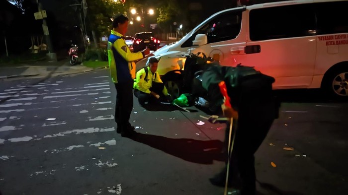 Kecelakaan Vespa Vs Mobil di Bandung