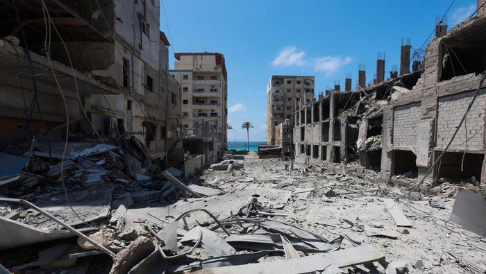 A palm tree in front of rubble at the site of an Israeli strike carried out last week, in Tyre, Lebanon, June 2, 2026. REUTERS/Aziz Taher
