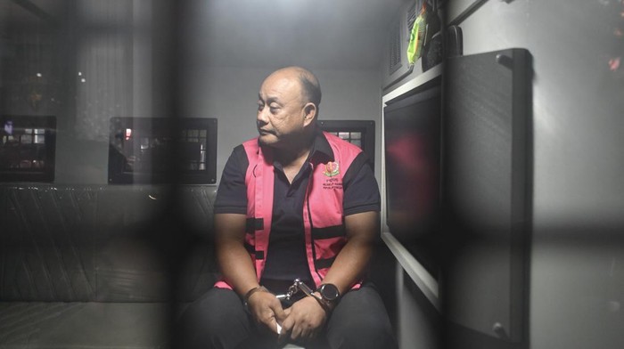 Tersangka dugaan tindak pidana korupsi tata kelola program Makan Bergizi Gratis (MBG) pada Badan Gizi Nasional (BGN) Dadan Hindayana berada di dalam mobil tahanan di Kejaksaan Agung, Jakarta, Rabu (3/6/2026). Kejaksaan Agung menetapkan mantan Kepala BGN Dadan Hindayana, dan dua mantan Wakil Kepala BGN yakni Sony Sanjaya dan Lodewyk Pusung sebagai tersangka dugaan tindak pidana korupsi tata kelola program MBG pada BGN tahun 2025-2026. ANTARA FOTO/M Risyal Hidayat/bar