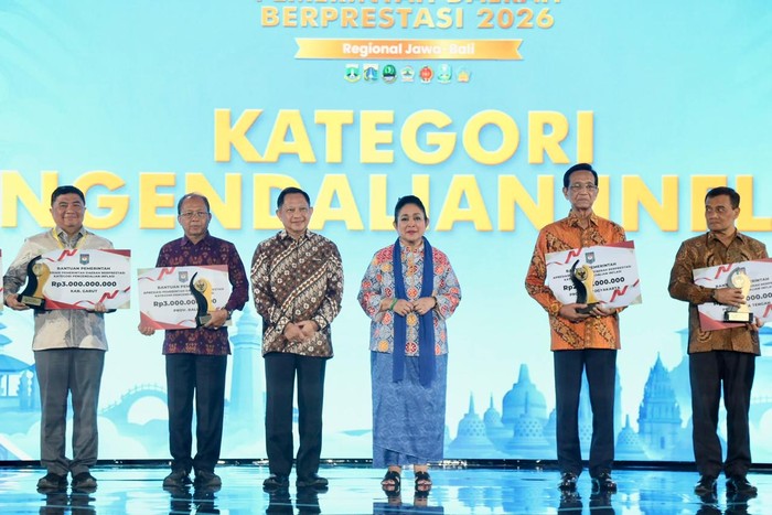 Kemendagri Beri Penghargaan Pemda Berprestasi Regional Jawa-Bali