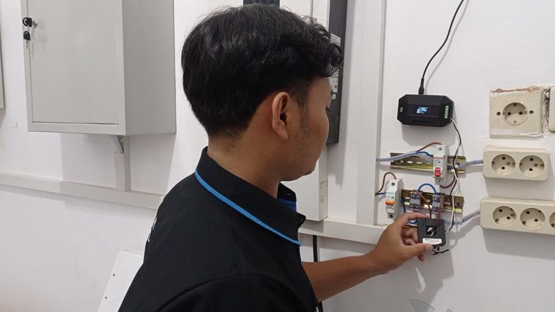 Ketua Tim Hi-VITS Khoirul Anam saat mempraktikkan pemasangan alat Hi-VITS pada instalasi kelistrikan secara riil