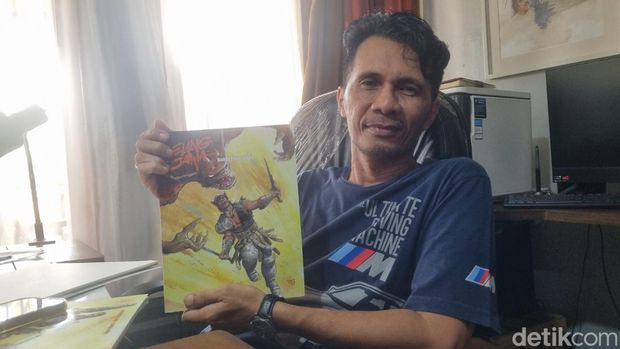 Apri Kusbiantoro (50) saat menunjukkan komik Elang Jawa yang akan launching di Eropa.
