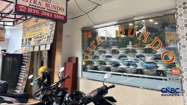 Kondisi Rumah Makan Padang di Cikini, Jakarta Pusat pada Jumat (5/6/2026). (CNBC Indonesia/Elga Nurmutia)