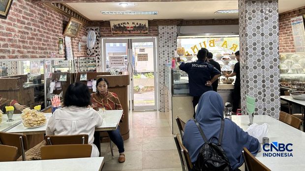 Kondisi Rumah Makan Padang di Cikini, Jakarta Pusat pada Jumat (5/6/2026). ( Kondisi Rumah Makan Padang di Cikini, Jakarta Pusat pada Jumat (5/6/2026). (CNBC Indonesia/Elga Nurmutia)