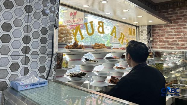 Kondisi Rumah Makan Padang di Cikini, Jakarta Pusat pada Jumat (5/6/2026). ( Kondisi Rumah Makan Padang di Cikini, Jakarta Pusat pada Jumat (5/6/2026). (CNBC Indonesia/Elga Nurmutia)