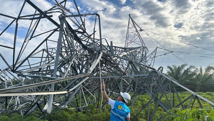 Kondisi tower rusak di Sumut imbas cuaca ekstrem. (Dok PLN)