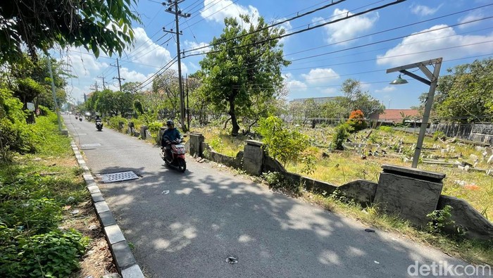 Lahan makam yang akan dilakukan pembebasan untuk frontage road Waru-Sidoarjo.