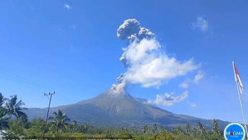 Kolom abu setinggi 2,5 km tampak setelah Gunung Lewotobi Laki-laki meletus, Jumat (5/6/2026).