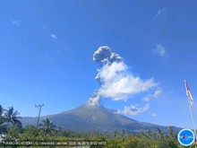 Gunung Lewotobi Laki-laki Meletus Siang ini, Lontarkan Kolom Abu 2,5 Km