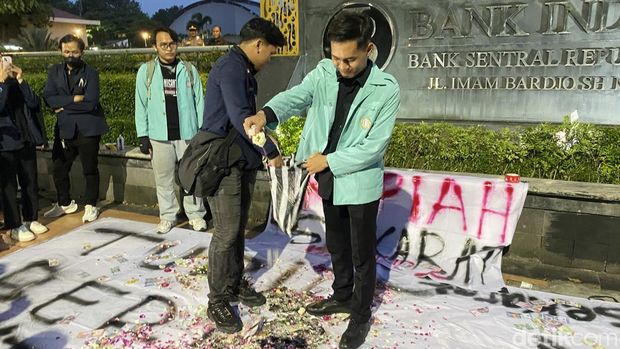 Massa demo bakar duit mainan di BI Jateng, Semarang, Jumat (5/3/2026).