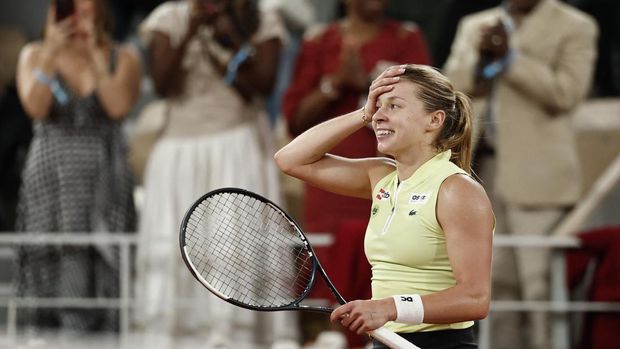Tennis - French Open - Roland Garros, Paris, France - June 4, 2026 Poland's Maja Chwalinska celebrates winning her semi final match against Russia's Diana Shnaider REUTERS/Benoit Tessier