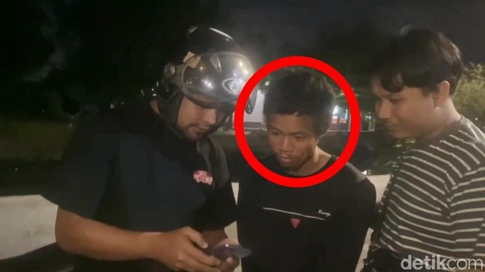 Pria bernama Tri (19) ditangkap setelah sebulan buron sebagai eksekutor penjambretan siswi SMP di Makassar.