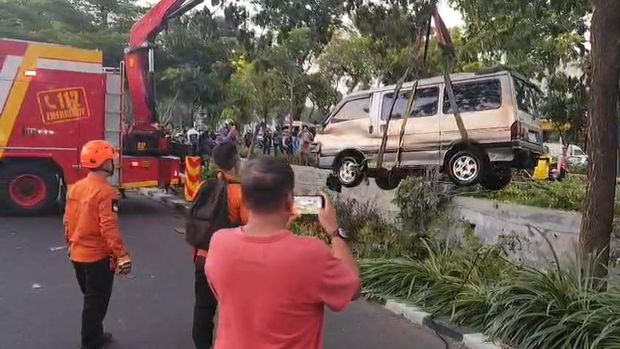 Mazda E2000 nyemplung ke selokan di Jalan A Yani Surabaya Mazda E2000 nyemplung ke selokan di Jalan A Yani Surabaya